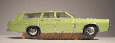 Korkstreifen unter Modellauto / Slices of cork under the model car