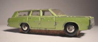 Korkstreifen unter Modellauto / Slices of cork under the model car